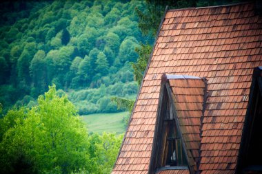 Dağlardaki kırmızı çatı