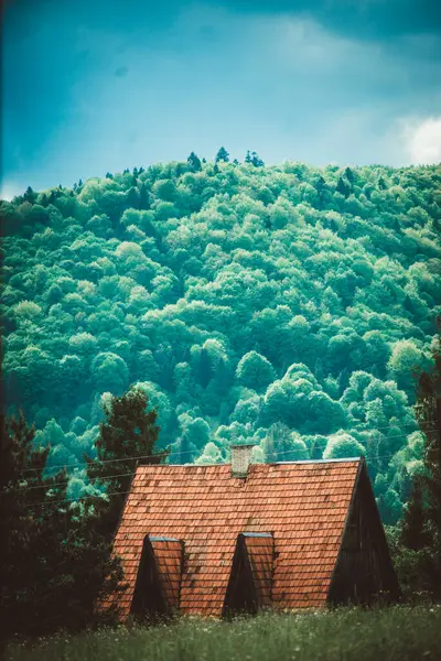 Dağlardaki kırmızı çatı
