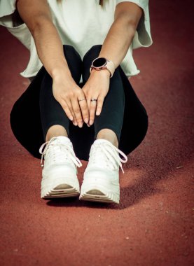 Koşu bandındaki kız sporcu.