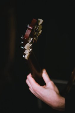 Gitar telleri üzerinde el yakın çekim