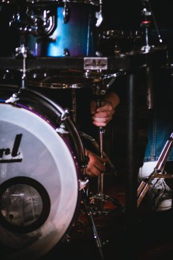 Davullar yakın çekim davulları çalıyor.