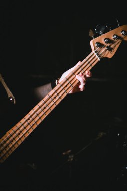 Gitar telleri üzerinde el yakın çekim