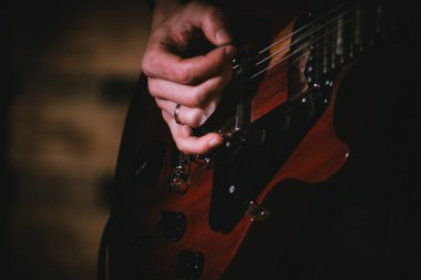 Gitar telleri üzerinde el yakın çekim