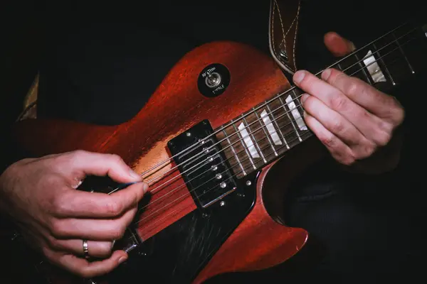 Gitar telleri üzerinde el yakın çekim
