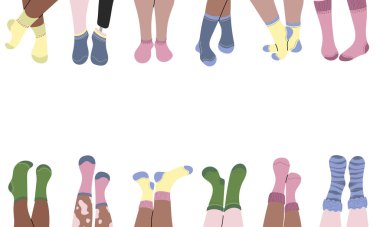 Beyaz, siyah ve vitiligo renkli protezli bacak çeşitliliğinden yapılmış bir çerçeve. Kapsayıcı marka çorap kavramı. Beyaz üzerine düz çizilmiş el çizimi vektör çizimi