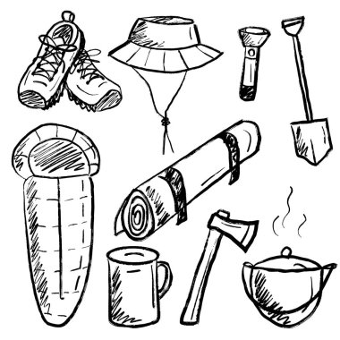 Siyah fırça darbeleriyle kamp yapmak için kullanılan seyahat ekipmanları beyazın üzerinde izole edilmiş. Klasik kömür mürekkebiyle elle çizilmiş vektör çizimi. Uyku tulumu, paspas, balta, su ısıtıcısı, Panama şapkası, kürek.