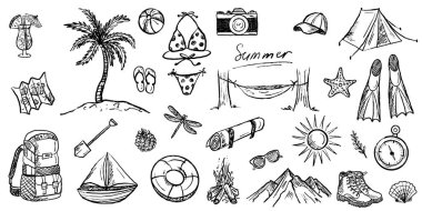 Yaz tatili aktivitesi. Deniz kıyısı, dağ kamp ekipmanlarına karşı siyah fırça darbesi dokusu beyaza izole edilmiş. Klasik kömür mürekkebiyle elle çizilmiş vektör çizimi. Turizm