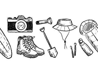 Siyah fırça desenli seyahat aksesuarlarıyla kusursuz sınır beyaza izole edilmiş. Klasik kömür mürekkebiyle elle çizilmiş vektör çizimi. Uyku tulumu, kamp, kamera tasarımı.