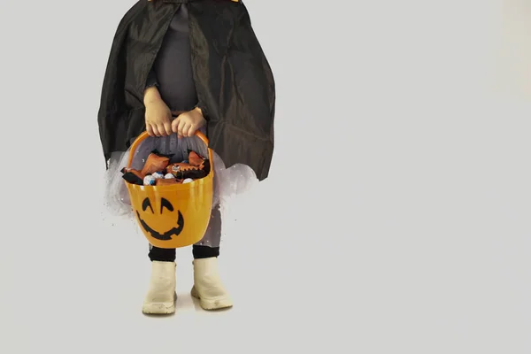 Liten Flicka Klädd Som Häxa Som Håller Sin Halloween Korg — Stockfoto