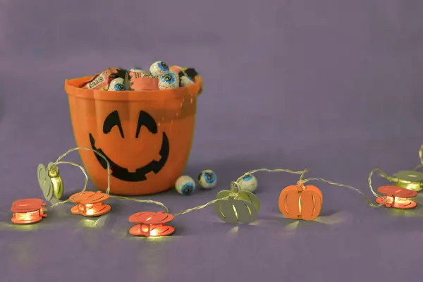 Panier Halloween Plein Bonbons Avec Des Lumières Décoratives Halloween Sur — Photo