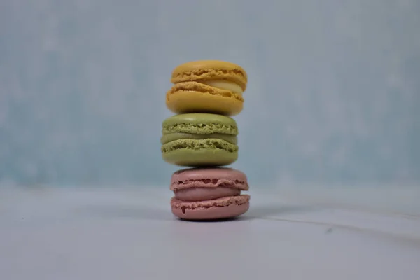 Macarons Gelben Rosa Und Grünen Farben Auf Himmelblauem Hintergrund Gestapelt — Stockfoto