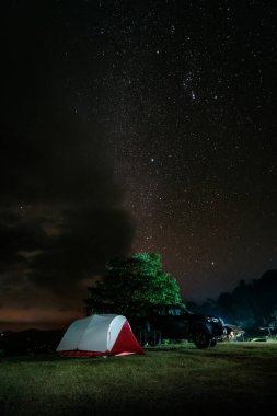 Çadırlarını ve kamyonlarını Doi Kad Phi orman parkı kamp alanına kuran kampçılar. Chiang Rai Tayland Aralık 2022