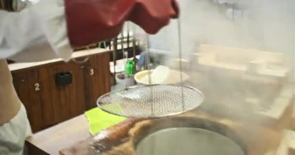Cliente Chica Cocinando Propia Comida Vapor Jikoku Mushi Onsen Cocina — Vídeos de Stock