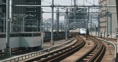 Japonya JR Kyushu 'nun yüksek hızlı treni Sakura istasyonu, Kumamoto, Japonya, Mayıs 2023' e park etmek için geldi.