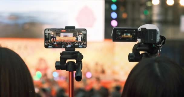 Rodzice Używają Telefonu Komórkowego Kamery Nagrywania Widowiska Cheerleaderek Scenie Mieście — Wideo stockowe
