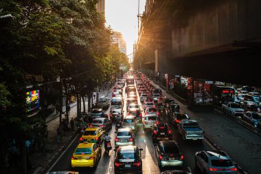 Rama 4 yolundaki yoğun trafik sıkışıklığı Bangkok, Tayland, Haziran 2023