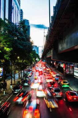 Rama 4 yolundaki yoğun trafik sıkışıklığı, Bangkok, Tayland, Haziran 2023