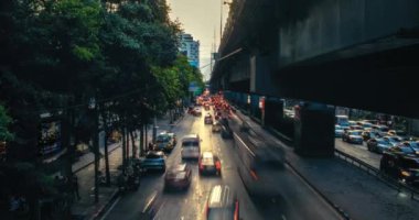 Rama 4 yolundaki yoğun trafik sıkışıklığı, Bangkok, Tayland, Haziran 2023