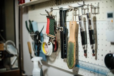 Deri yapımı için düzenlenmiş ve kullanıma hazır iplikler ve araçlar rafı