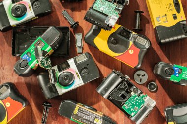 Parçalanmış tek kullanımlık kameradan toplanan elektronik atık yığını yerde yatıyordu.