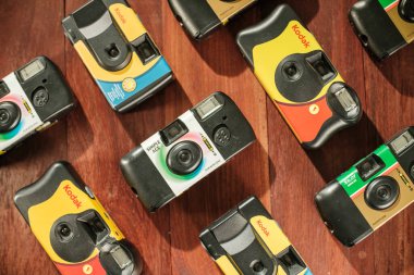 Kodak ve Fujifilm 'in en üstteki çekim arkaplanı tek kullanımlık tek kullanımlık film kamerası zeminde