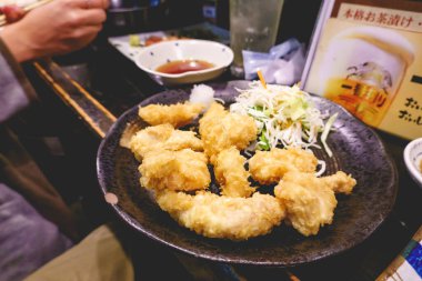 Oita Kyushu Japonya 'sında Toriten adında çıtır çıtır kızarmış tavuk.