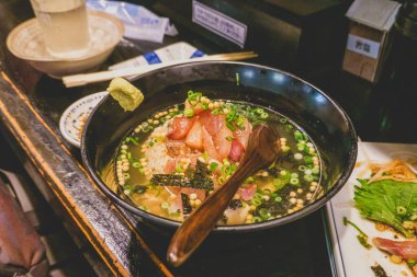 Ryukyu ochazuke, yeşil çayla pilav marine edilmiş sashimi, yerel bir Oita, Kyushu yemeği.