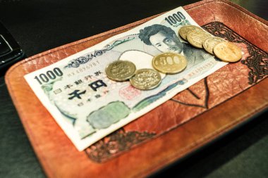 Japon nakit tepsisine Japon banknotu ve sikkesi.