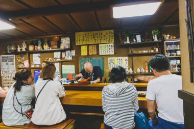 Hakata, Fukuoka, Japonya, 2023-05-02: Hakata, Fukuoka, Japonya 'daki Oden Dükkanı' nın sahibi Oden Japon konfor gıdaları sunar.