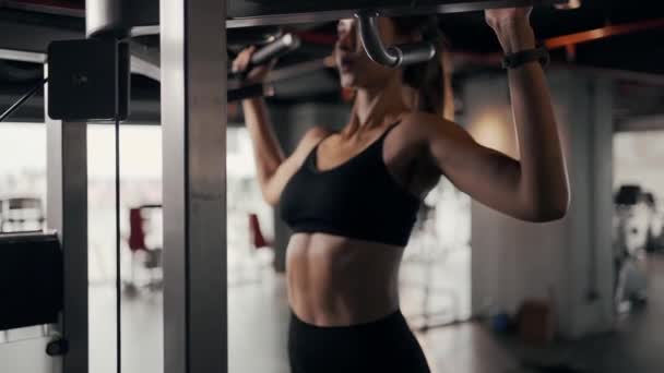 Junge Frau Trainiert Multistation Fitnessstudio Für Arm Und Schultermuskeln Fitnesstraining — Stockvideo