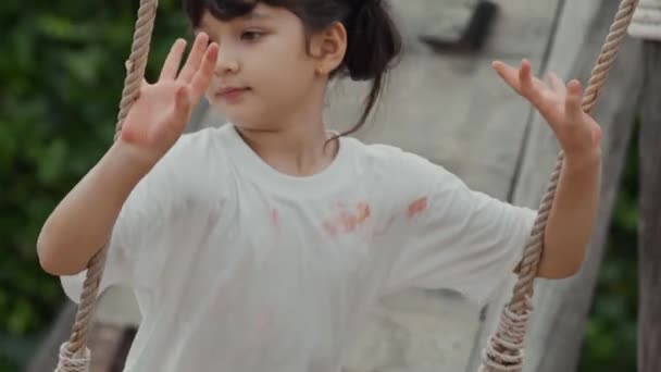 Маленькая Девочка Играет Качелях Детской Площадке — стоковое видео