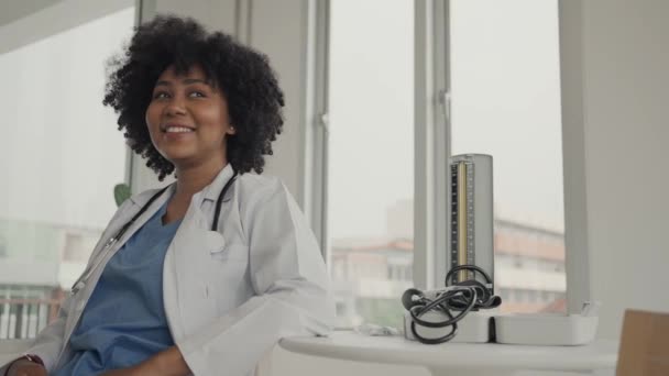 Uśmiechnięta Lekarka Białym Płaszczu Stetoskopem Gabinecie Szpitalnym — Wideo stockowe