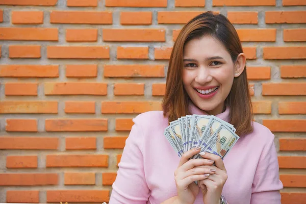 Close Jonge Vrouw Glimlachen Tevreden Als Het Houden Van Dollars — Stockfoto