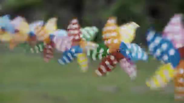 Turbina Zabawki Obracać Się Wiatr Wieje Zielonym Tle Natury — Wideo stockowe