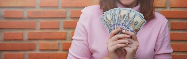 Menutup Wanita Memegang Dolar Tagihan — Stok Foto