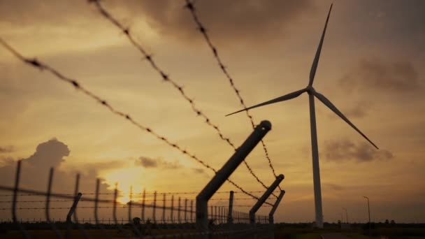 Pyörivät Tuulivoimaloiden Lavat Jotka Tuottavat Vihreää Uusiutuvaa Energiaa Tuulipuistossa Auringonlaskun — kuvapankkivideo