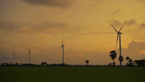 Wirujące Łopaty Turbin Wiatrowych Wytwarzające Zieloną Energię Odnawialną Farmie Wiatrowej — Wideo stockowe