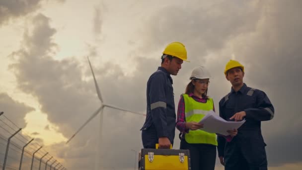Drei Techniker Uniform Mit Stehenden Und Prüfenden Windkraftanlagen Saubere Energie — Stockvideo