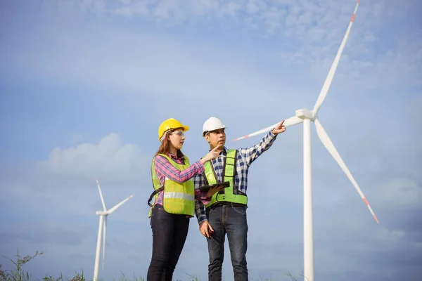 Asyalı Mühendislerden Oluşan Bir Ekip Rüzgâr Türbini Alanını Tarıyor — Stok fotoğraf