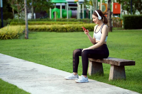 Mujer Joven Ropa Deportiva Escuchando Música Con Auriculares Parque Sentó — Foto de Stock