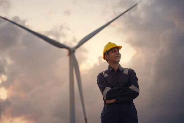 Jovem Engenheiro Feliz Uniforme Com Campo Fazenda Turbinas Eólicas Imagem De Stock