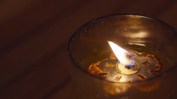 Brûler Flamme Lampe Huile Métallique Nuit Flamme Orange Brillant Lampe — Video
