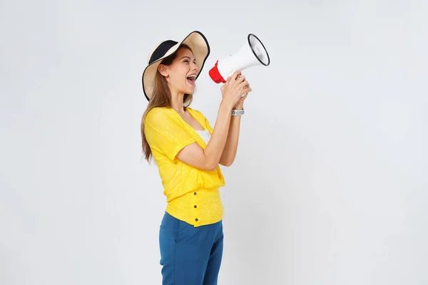 Счастливая Женщина Солнцезащитной Шляпе Мегафоном Руках Белом Фоне Лето Анонс — стоковое фото