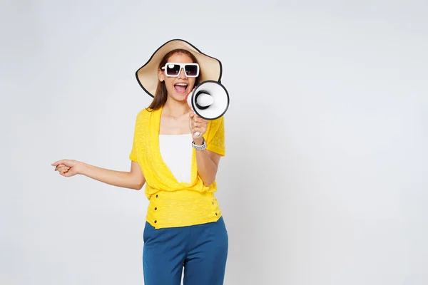 Счастливая Женщина Солнцезащитной Шляпе Солнцезащитных Очках Мегафоном Руках Белом Фоне — стоковое фото