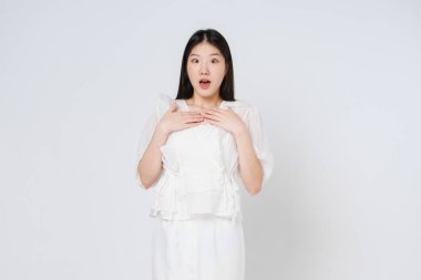 Şaşırmış mutlu kadın mutlu bir şekilde kameraya bakıyor mutlu ve gülümseyen yüz ifadeleri beyaz arka planda izole edilmiş..