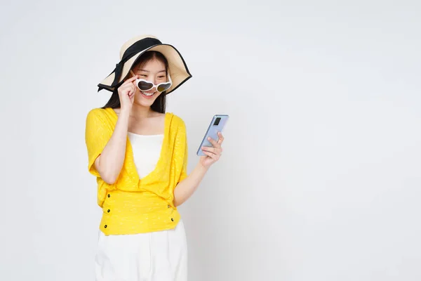 Молода Жінка Використовує Смартфон Посміхається Сонячному Капелюсі Сонцезахисних Окулярах Ізольовані — стокове фото
