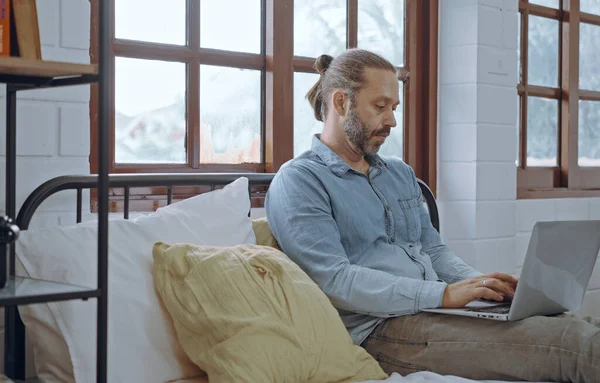 Jovem Preocupado Homem Usando Laptop Sentado Cama Quarto Imagem De Stock