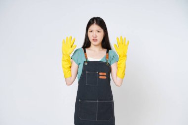 Beyaz arka planda izole edilmiş önlük ve sarı lastik eldiven giyen genç bir kadının portresi..