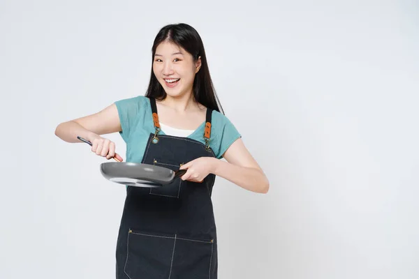 Młoda Kobieta Fartuchu Kuchennym Gotowanie Trzymanie Patelni Łopatki Izolowane Białym — Zdjęcie stockowe
