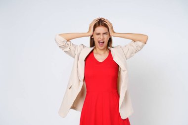 Çekici bir portre. Heyecanlı, korkmuş, çığlık atan bir kadın. El ele tutuşmuş, ağzı açık, beyaz arka planda izole edilmiş..